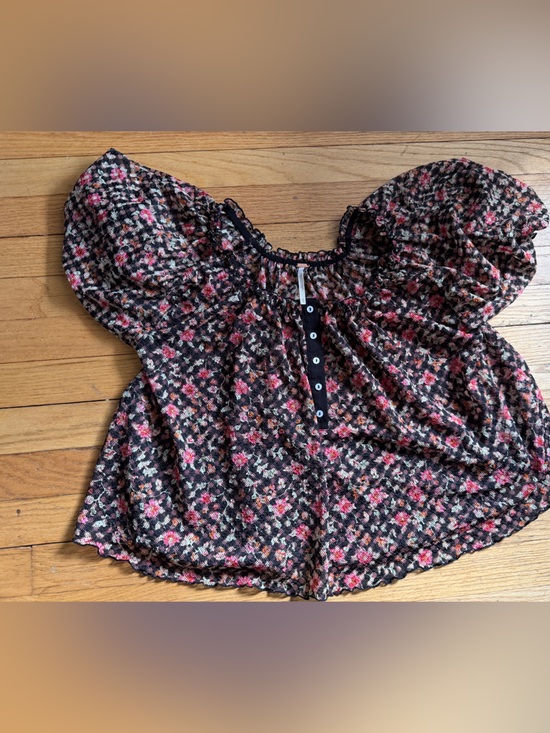 Free People Tops - Free People Floral Puff Sleeve Crop Top in Black and Pink